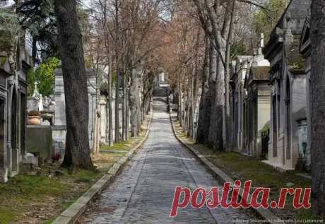 Кладбища Пер-Лашез в Париже, где похоронены знаменитости разных эпох