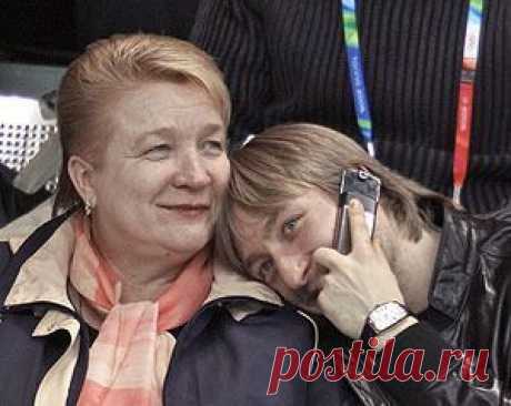 Евгений Плющенко с мамой