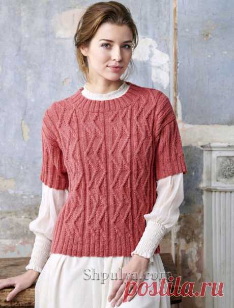 Пуловер с короткими рукавами и приспущенными проймами связан спицами рельефным узором из скандинавской шерсти.