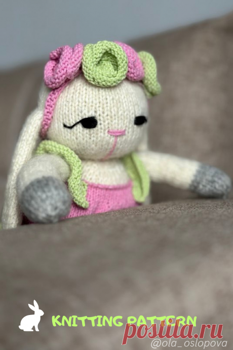 Вязаный игрушечный заяц в розовом платье  На голове у зайца украшение в виде зелено-розовых цветов. 
Как связать игрушки спицами. Вязаный заяц спицами описание #toyknitting#вязаныйзайка#handmadetoys#patterndolls#lovelyknitting#игрушкиспицами#игрушкаспицами#схемавязанияспицами#спицамиигрушки