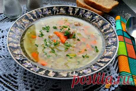 Овощной суп с гречкой и куриным фаршем Овощной суп с гречкой и куриным фаршем - простой и очень вкусный суп для вашего обеденного стола. Суп получается насыщенным, но не жирным. Попробуйте, отличный супчик!