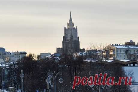 В МИД заявили о бездоказательности обвинения Москвы в незаконном ВТС с Пхеньяном. Заместитель главы МИД РФ Андрей Руденко заявил, что утверждения о военно-техническом сотрудничестве (ВТС) между Россией и Северной Кореей бездоказательны. Запад пытается обвинить Москву в ВТС с Пхеньяном, но не предоставляет доказательств. Замминистра указал, что Россия соблюдает все международные обязательства.