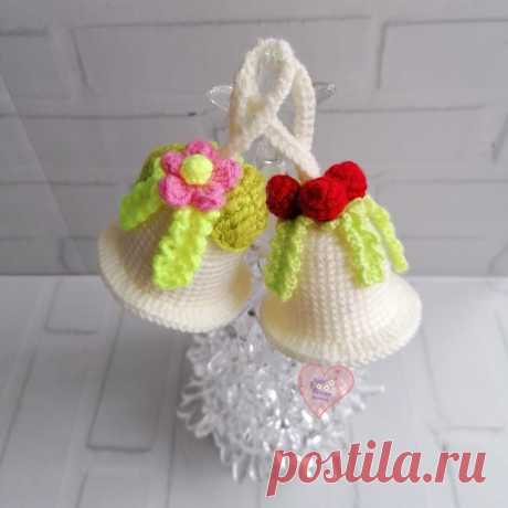 PDF Рождественские Колокольчики крючком. FREE crochet pattern; Аmigurumi toy patterns. Амигуруми схемы и описания на русском. Вязаные игрушки и поделки своими руками #amimore - маленький колокольчик к Новому году, колокол, Рождество, новогоднее украшение.