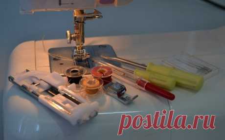 #sewingschool_useles 

● НЕПОЛАДКИ, НЕИСПРАВНОСТИ ШВЕЙНЫХ МАШИН 

Основные, типичные неисправности и неполадки в работе швейных машин: плохая строчка, обрыв нитки, поломка иглы. 
Пропуск стежков в строчке швейной машины и оверлока появляется, если используются некачественная, неподходящая по толщине нитка, игла. Величина зазора между иглой и носиком челнока (петлителями в оверлоке) также оказывает влияние на это. 
Такие дефекты, как "косой стежок", обрыв верхней и нижней н...