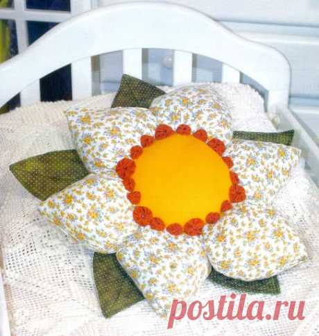 Декоративная подушка «Цветок» из остатков ткани..