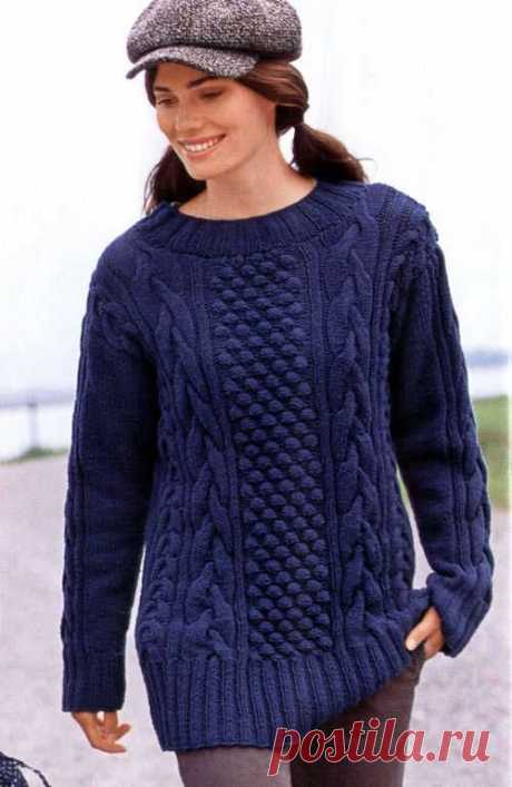 Синий пуловер с косами и крупным рельефом спицами | АЖУР - схемы узоров