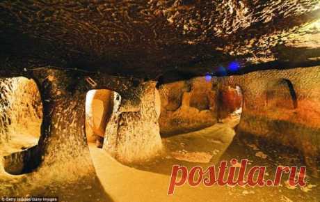 Деринкую - уникальный 18-этажный подземный город Сегодня одним из самых известных и посещаемых мест Каппадокии (территория нынешней Турции) считается деревушка Деринкую, а по совместительству — древний многоярусный подземный город. Он был обнаружен ...