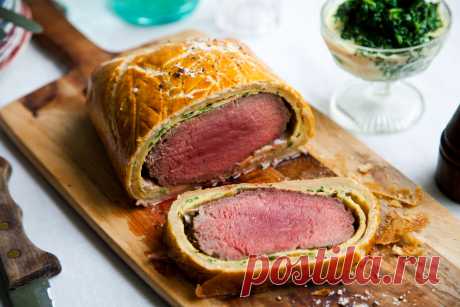 Говядина Веллингтон (Beef Wellington) 
Настоящая классика английской кухни, праздничное блюдо, которое уже на протяжении столетий удивляет всех своим внешним видом и вкусом.