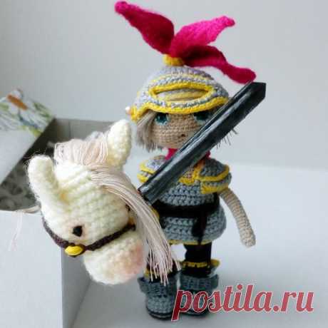 Маленькая куколка амигуруми - Отважный рыцарь из категории Мои работы – Вязаные идеи, идеи для вязания