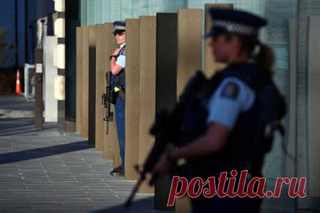 Террорист напал на супермаркет в Новой Зеландии. Вооруженный мужчина напал на посетителей супермаркета Countdown в новозеландском Окленде. Преступник вошел в торговый центр и ранил ножом шестерых посетителей. Он был застрелен полицейскими на месте через минуту после нападения. Террорист уже был под наблюдением правоохранительных органов из-за экстремистских взглядов.