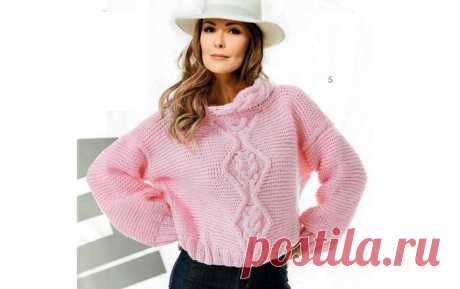 Розовый свитер Вязаный спицами розовый свитер с использованием рельефного узора по центру спинки и переда. Описание