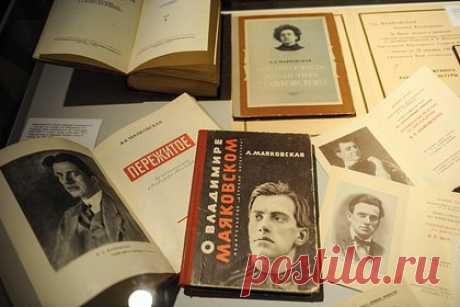 В Херсоне снесли памятник Маяковскому. В подконтрольной Украине части города Херсон снесли памятник поэту Владимиру Маяковскому. Информацию об этом подтвердил губернатор Херсонской области Владимир Сальдо. Он объяснил решение тем, что Украина терпит неудачи в зоне проведения СВО, поэтому пытается отыграться на культуре и истории.