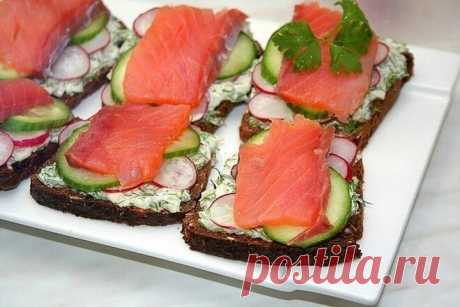 Датский бутерброд с семгой и овощами