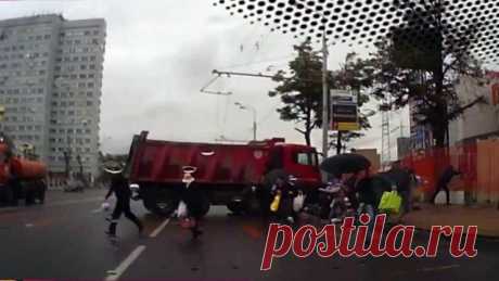 В Интернете сегодня появилось видео ДТП на востоке столицы, которое могло закончиться трагедией - Первый канал