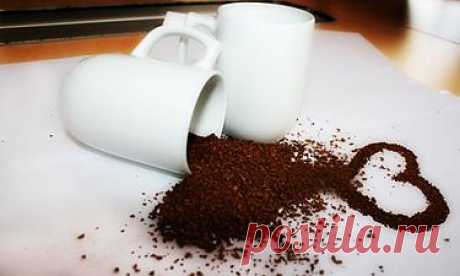 Растворимый кофе был изобретен в 1901 году Сатори Като, японским ученым, работающим в Чикаго, США. Джордж Постоянное Луи Вашингтон разработал свой собственный мгновенный процесс кофе вскоре после этого, и первым на рынке (1910) .