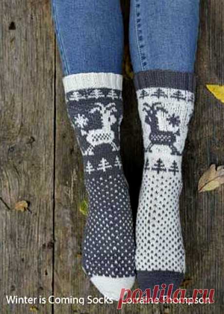 Новогодние вязаные носки "Зима идет". Winter is Coming Socks by Lorraine Thompson.