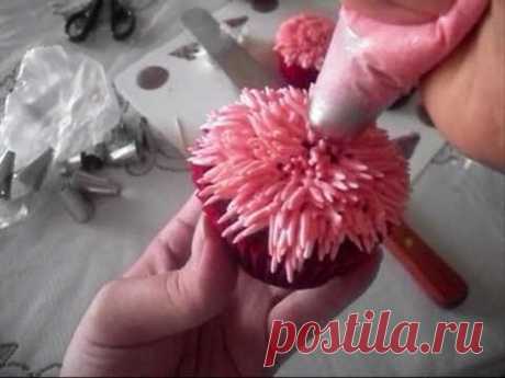 cupcake decorating : how to pipe red buttercream grass