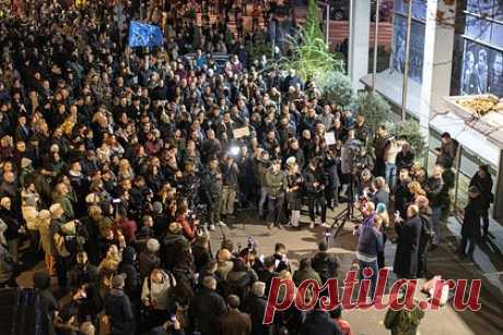 Прозападная оппозиция перекрыла улицу в центре Белграда. Прозападная сербская оппозиция перекрыла улицу Бирчанинова в центре Белграда. Около трех десятков человек собрались рядом со зданием Министерства государственного управления и местного самоуправления Сербии, а затем направились в сторону сербского МИД и правительства страны, где демонстранты перекрыли движение.