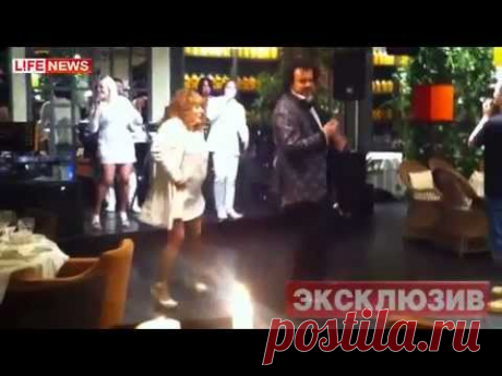 Пугачева отплясывает на собственной свадьбе