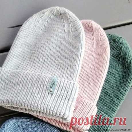 Шапочка спицами с красивой макушкой

Автор описания @rezianna_knits

Использованные материалы:
Merino extra fine от Drops 105 м/50 г, спицы 3,5 с леской 40 и 80 см.
Я напишу, как вяжу я, а вы, учитывая свою плотность, другой размер или пряжу, можете использовать лишь алгоритм вязания. На мою шапочку уходит около 2х мотков
(в одну нитку).

Мой размер 56-58.

На круговые спицы 3,5 набрать 121 петлю. Замкнуть вязание в круг. На спицах 120 петель. Затем необходимо развернуть с...