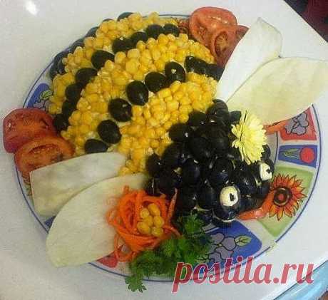 Шустрый повар.: Салат с кукурузой Пчелка