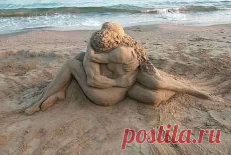 Скульптура из песка..... это же надо было такое сотворить!!!!!