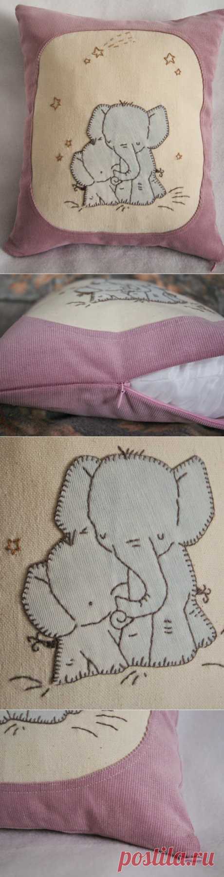 Вельветовая подушка с семейкой слоников. Pillow with elephant family applique based on Kit Chase`s illustration|Шнуристика