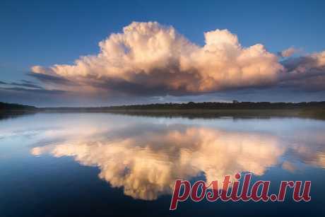 Ormesby | Cloud reflections in Ormesby Broad, Norfolk. | Phil Carpenter | Flickr