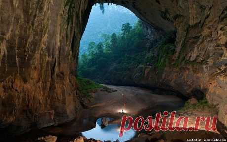 Пещера Хан Сон Дунг – крупнейшая пещера в мире. Ее самый большой грот равен более 5 км в длину, 200 м в высоту и 150 м в ширину. Находится во Вьетнаме.