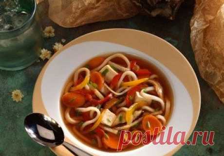 Тайский суп с тофу. Рецепт В овощной бульон добавить имбирь, кинзу, перец и чеснок. Довести до кипения, накрыть крышкой и варить на медленном огне 25 минут.