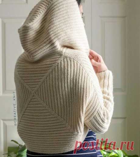 Стильный пуловер с капюшоном Center Point от дизайнера Ainur Berkimbayeva

Пуловер интересного и необычного кроя, в описании предусмотрены два вариант рукавов: длинный и кроткий, также вы можете связать с капюшоном или без него.