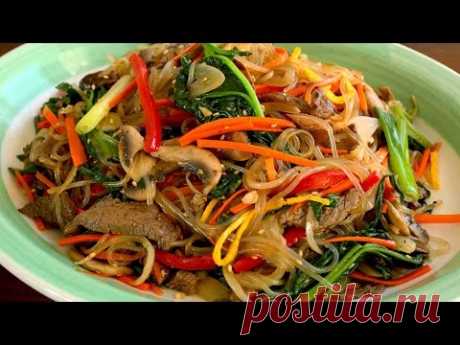 Japchae (стеклянная лапша, обжаренная с овощами: 잡채)