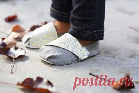 TOMS-inspired Baby and Toddler Shoes - Free Pattern and Tutorial - Homemade Toast