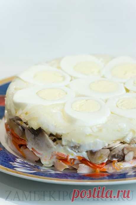 Слоеный салат с шампиньонами, копченой курицей и корейской морковью | Простые кулинарные рецепты с фотографиями