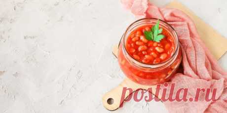 Фасоль на зиму в соусе из помидоров, перца и лука: рецепт - Лайфхакер