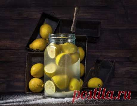 При кожных болезнях — лишаях, экземе, грибке и бородавках, помимо приема лимонного сока внутрь, пораженные места натрите лимонным соком, отчего зуд и краснота