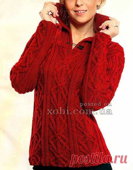 Красный пуловер с рельефным узором.