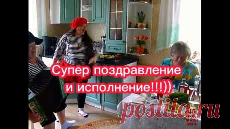Русские женщины умеют с минимальными расходами поднять настроение всему народу!!)) Какие умнички, две веселушки!!))