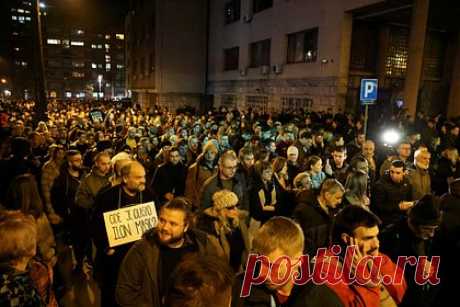 Протестующие в Белграде выдвинули требование и разошлись. Сторонники оппозиционной коалиции «Сербия против насилия», протестующие против результатов выборов 17 декабря, завершили демонстрацию у управления полиции Белграда. Организаторы заявили, что не получили информации, где находится каждый из задержанных, после чего разошлись.