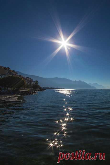 Enantiodromija | At the Lake Front by Richard Dorman