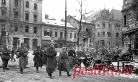 «Я вам категорически приказываю завтра же перейти в наступление на Будапешт...» Гитлер приказал сражаться за Будапешт до последнего солдата, но город пал под ударами Красной армии...28 октября 1944 г. между Верховным главнокомандующим