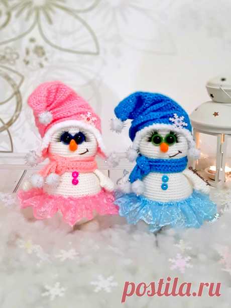 PDF Снеговушка крючком. FREE crochet pattern; Аmigurumi toy patterns. Амигуруми схемы и описания на русском. Вязаные игрушки и поделки своими руками #amimore - снеговик к Новому году, снеговичок в колпачке и шарфике.