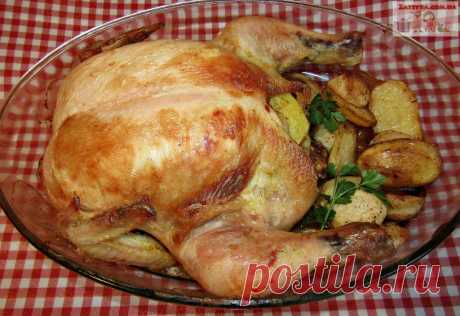 Курица, запеченная с картофелем в духовке Курица, запеченная с картофелем в духовке – полноценное блюдо, как для сытного семейного ужина, так и для праздничного стола. Мясо птицы, маринованное в сметане, получается очень нежным и вкусным!
