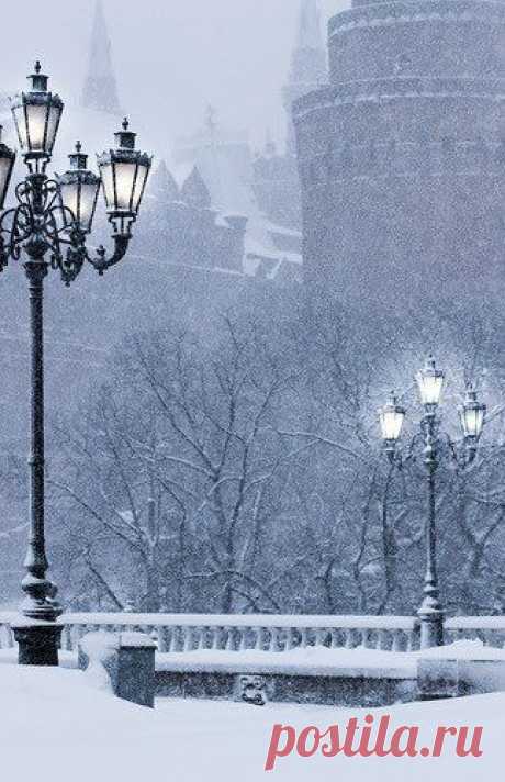 Moscow in winter, during the snowfall. #Russia 
midwinter-dream.tumblr.com  |  Pinterest • Всемирный каталог идей