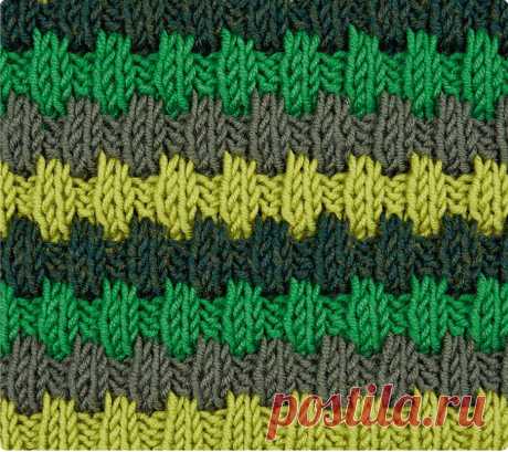 Трехцветный узор со снятыми петлями - схема вязания спицами.