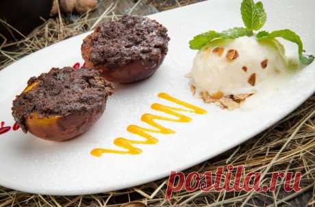 Персики, запеченные с шоколадно-миндальным штрейзелем — Рецепты от Елены Чекаловой