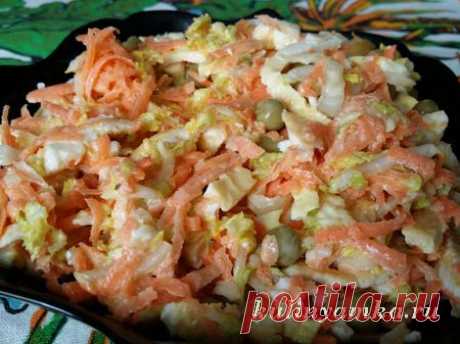 Салат с пекинской капустой и жареным яйцом