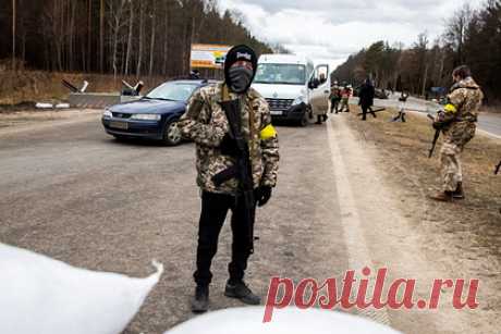 Власти украинского города разрешили правоохранителям стрелять в мародеров. Власти Житомира разрешили правоохранителям стрелять в мародеров на месте. Об этом сообщил мэр украинского города Сергей Сухомлин. «Я всех предупреждаю: полиция, отряды теробороны получили приказ не задерживать, можно просто стрелять на месте. Мародерства в городе не будет», — заявил Сухомлин.