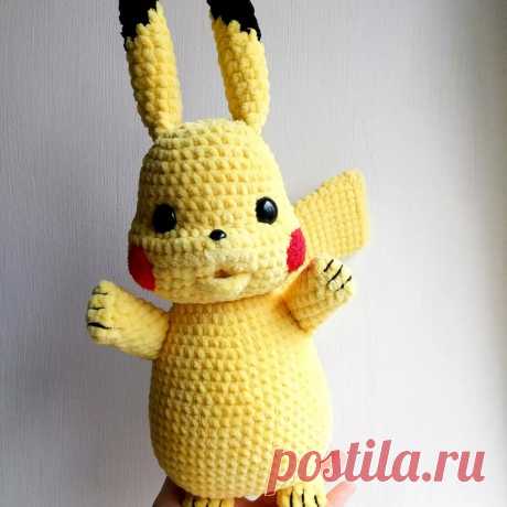 PDF Пикачу крючком. FREE crochet pattern; Аmigurumi toy patterns. Амигуруми схемы и описания на русском. Вязаные игрушки и поделки своими руками #amimore - плюшевый покемон Пикачу с покеболом, популярный персонаж аниме из плюшевой пряжи.