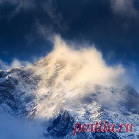 Иван Козорезов, автор фото: «Сильный ветер сдувает облака и снег с освещенной утренним светом гималайской вершины».